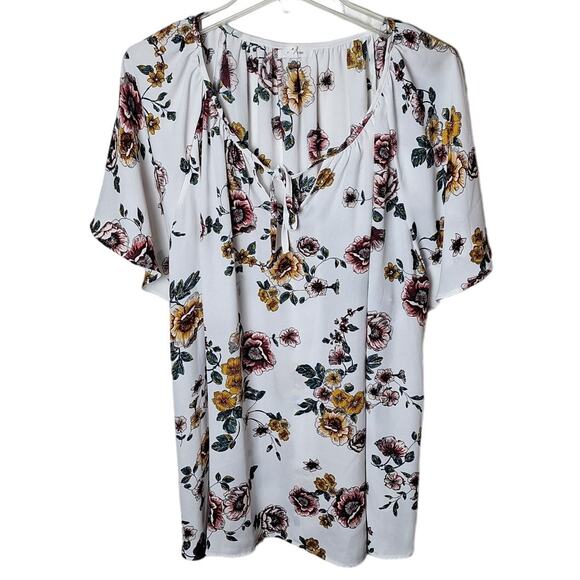 Maurices Women 4x White Floral Flutter Sleeve Flowy Keyhole Blouse - Picture 3 of 8
